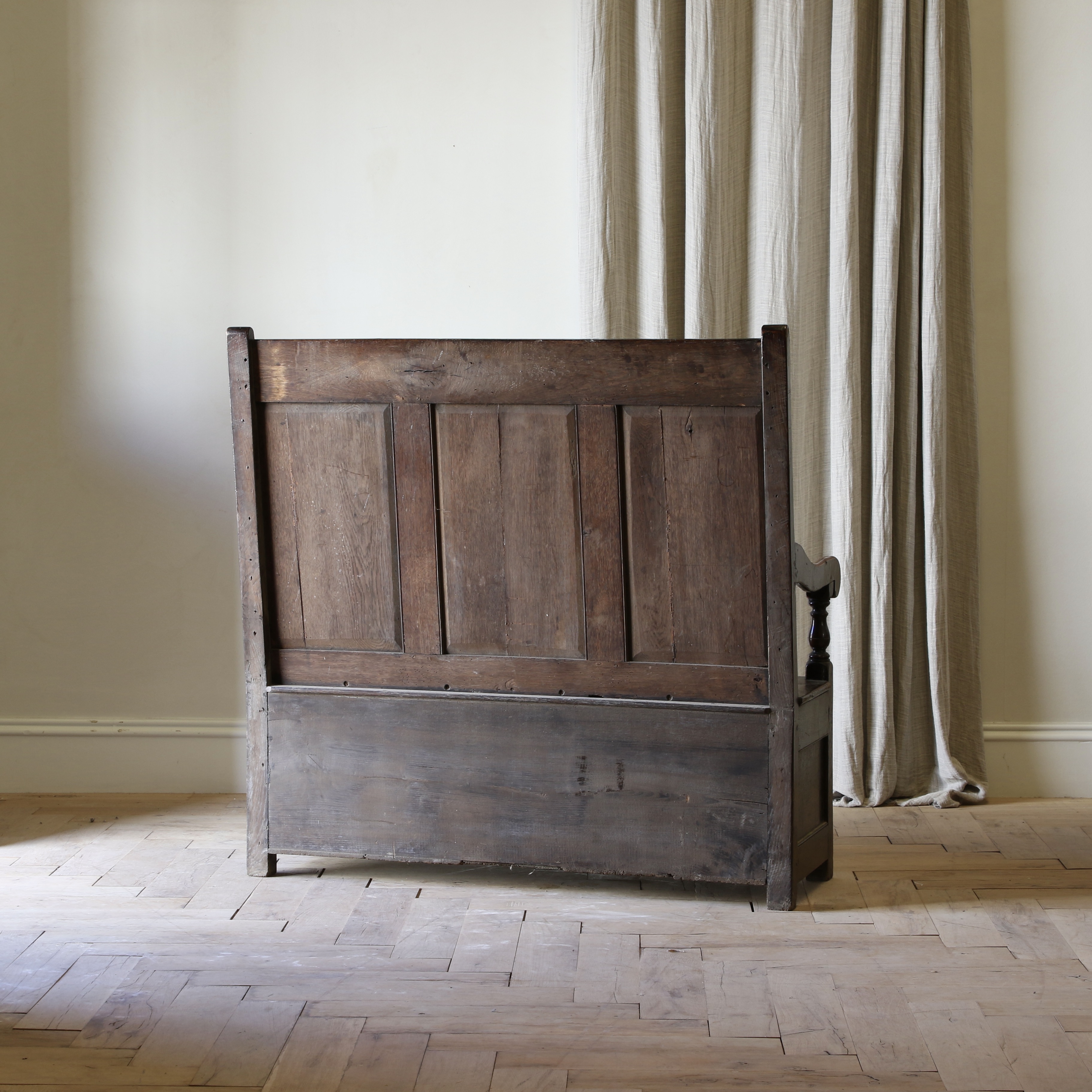 Jacobean Box Settle